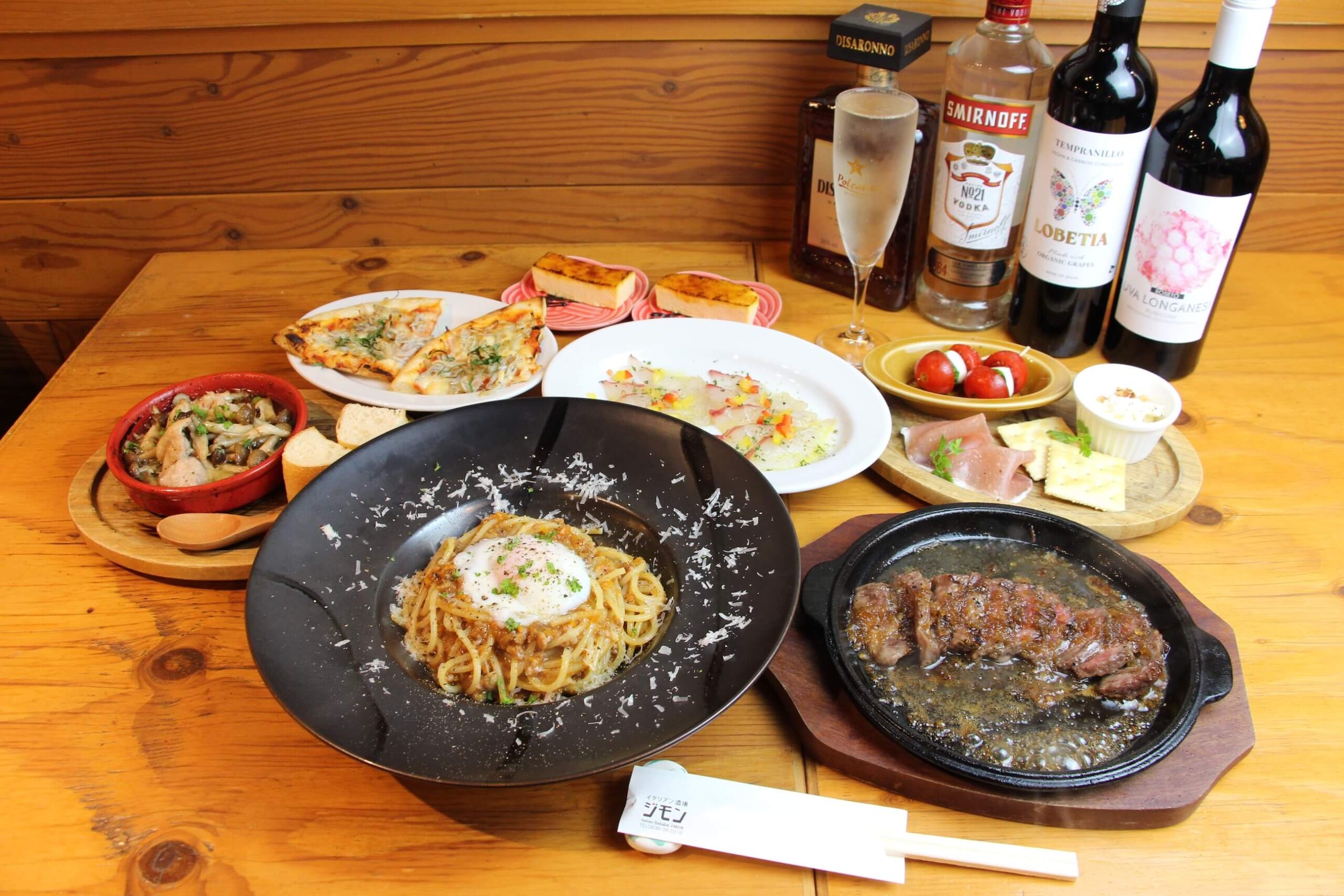 「特選!サーロインステーキ」と<br />
「きのことチキンのぐつぐつアヒージョ」が付いた<br />
ジモン食べつくしコース